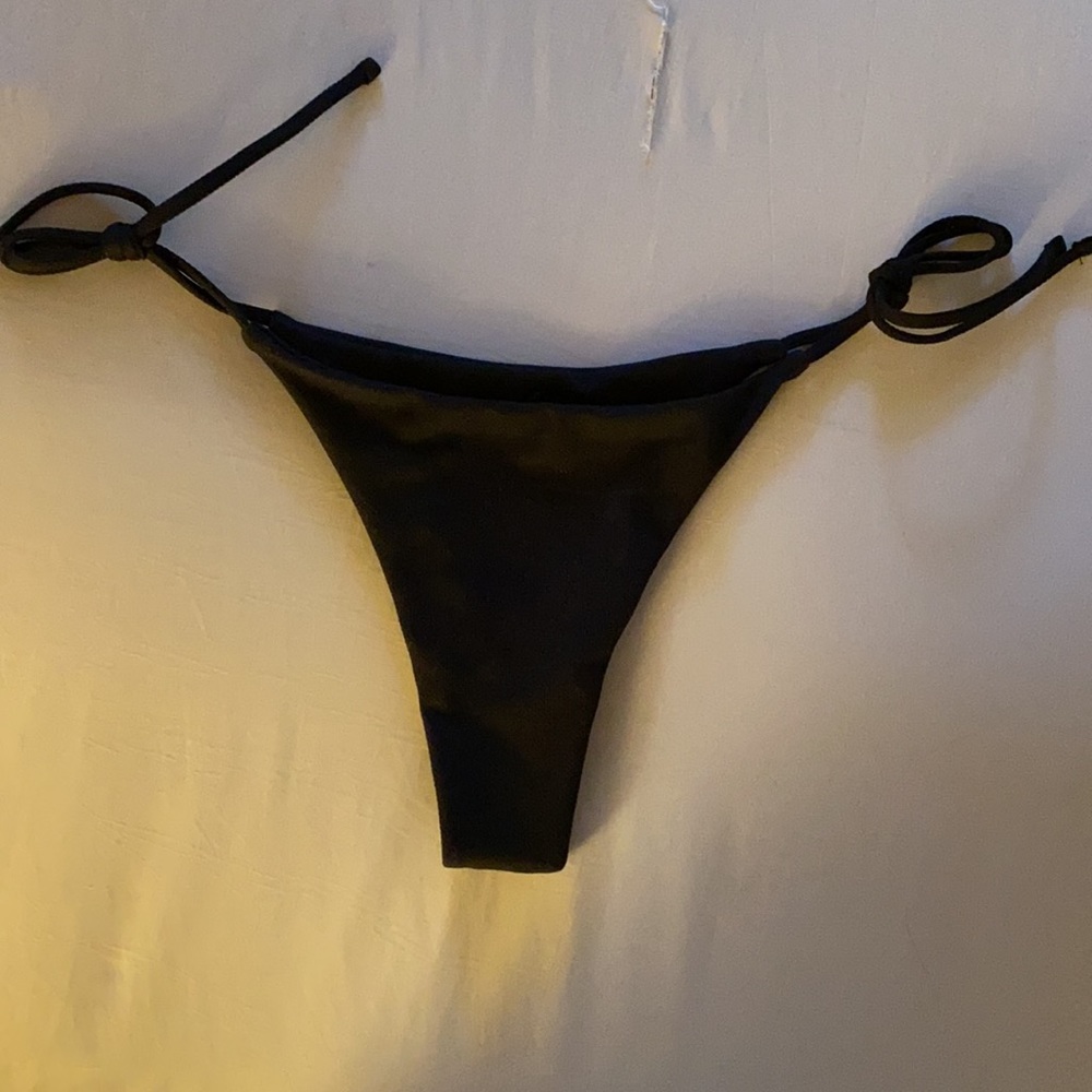 Black bikini - Picture 3 of 9